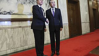 El secretario de Estado estadounidense, Antony Blinken (izquierda), estrecha la mano del máximo diplomático chino, Wang Yi (derecha), en China, el 19 de junio de 2023.