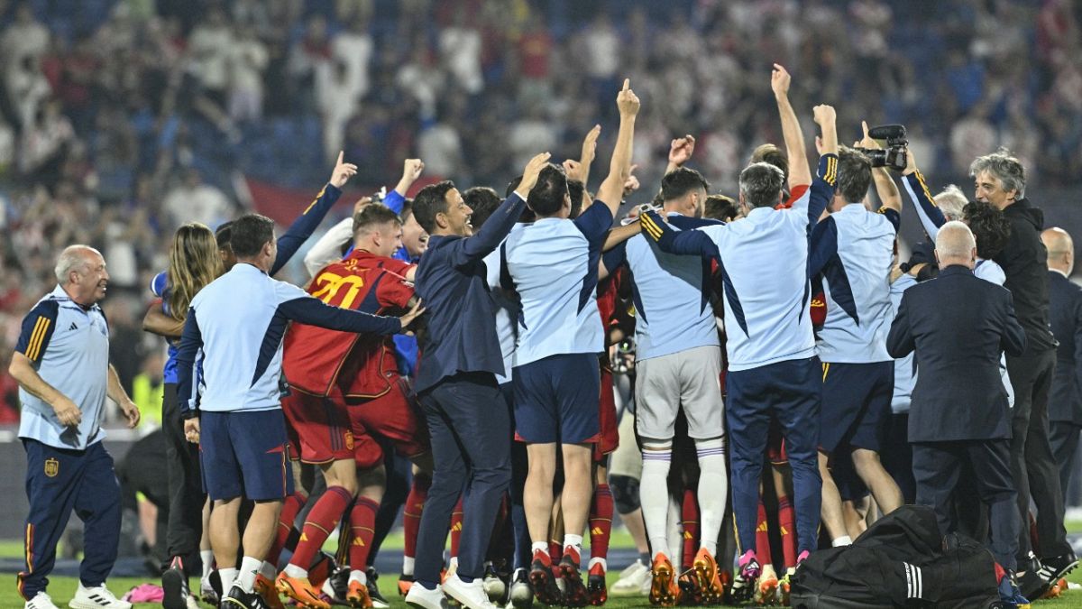 الفريق الإسباني بعد فوزه بركلات الترجيح بين كرواتيا وإسبانيا في روتردام.