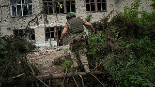 یک سرباز اوکراینی از تیپ شکار 68 اولکسا دوبوش به سمت موقعیت خود در روستای بلاهوداتنه که اخیراً بازپس گرفته شده است، می دود.