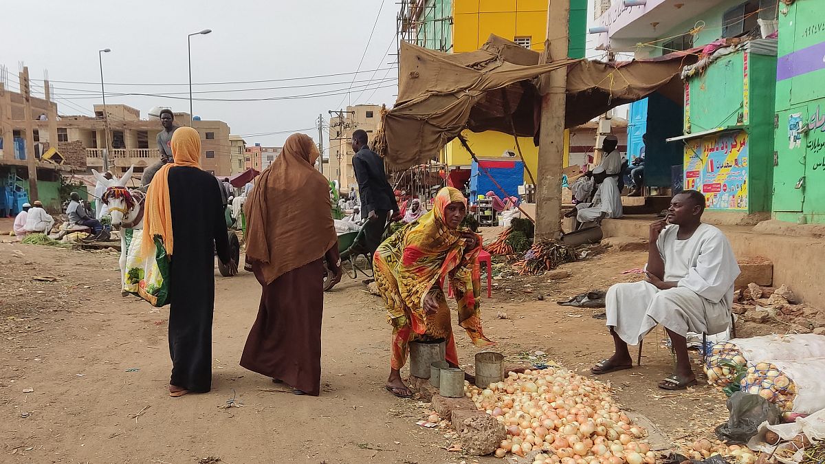 سودانيون يتسوقون لشراء المؤن الغذائية، في الخرطوم، السودان