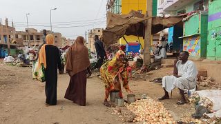 سودانيون يتسوقون لشراء المؤن الغذائية، في الخرطوم، السودان