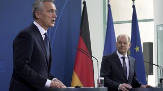 El secretario general de la OTAN, Jens Stoltenberg (izquierda), y el canciller alemán, Olaf Scholz, en Alemania, el jueves 17 de marzo de 2022.