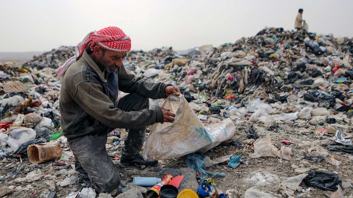 Suriye'de geçimini çöplerden sağlayan halk
