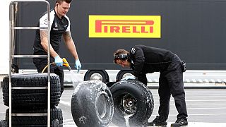 Técnicos de McLaren se ocupan de neumáticos Pirelli en el circuito francés Paul Ricard