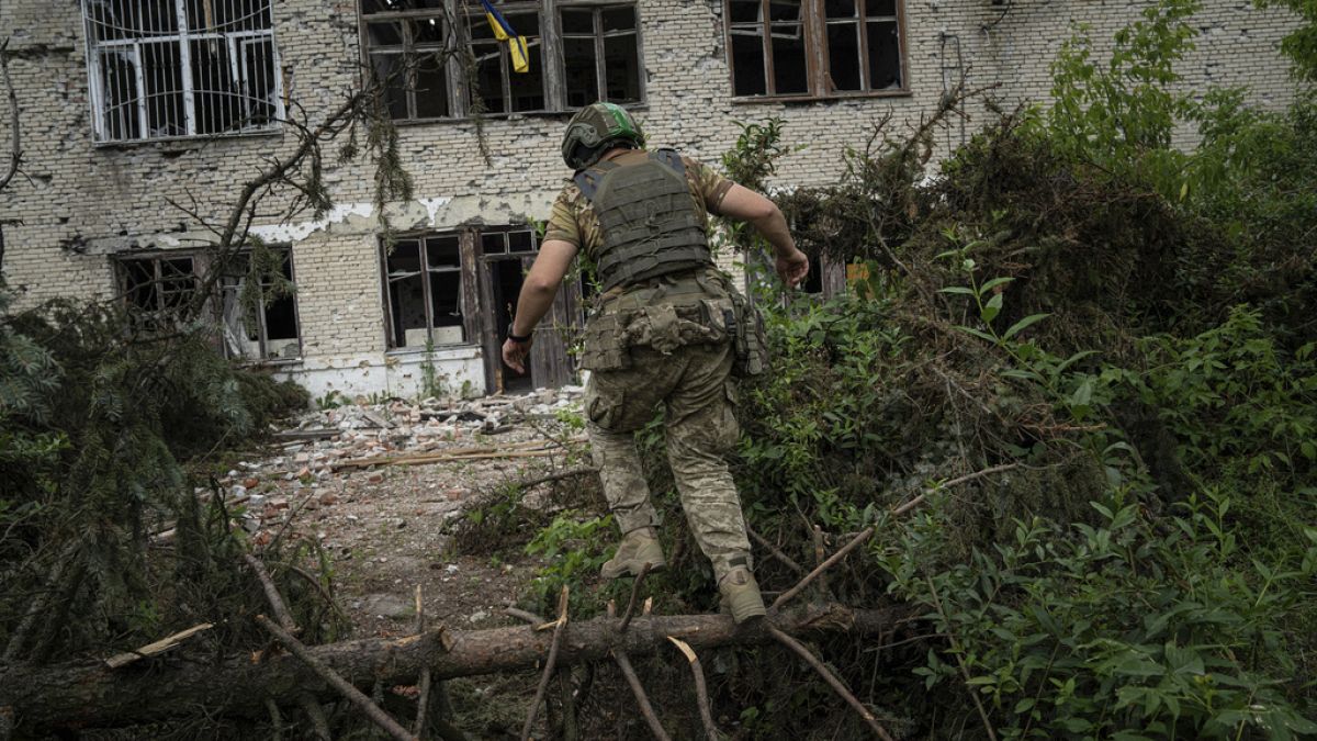 Ein ukrainischer Soldat am 17. Juni 2023 im Dorf Blahodatne