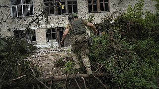 Ukraynalı bir asker, karşı taarruz saldırılarında Rus güçlerinden alınan Blahodatne köyünde kendi pozisyonuna koşarken
