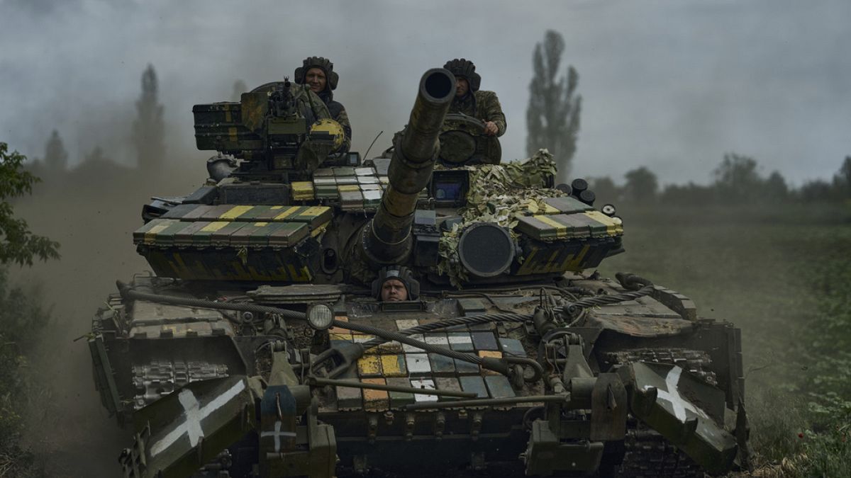 جنود أوكرانيون في دبابة على طول الطريق باتجاه مواقعهم بالقرب من باخموت، منطقة دونيتسك، أوكرانيا، السبت 17 يونيو 2023