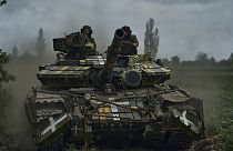 Soldados ucranianos en un tanque cerca de Bajmut, Ucrania