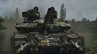 جنود أوكرانيون في دبابة على طول الطريق باتجاه مواقعهم بالقرب من باخموت، منطقة دونيتسك، أوكرانيا، السبت 17 يونيو 2023