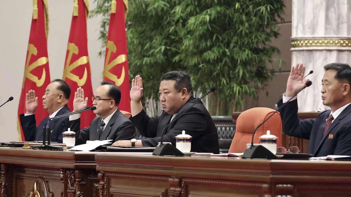 Kuzey Kore lideri Kim Jong Un (ortada)
