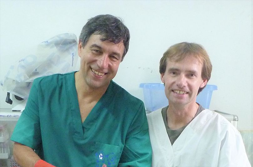 Antonio Fernández with his colleague and friend Paul Jepson. Paul always supported his hypothesis in beaked whales and helped prove that bubbles can appear in dolphins.