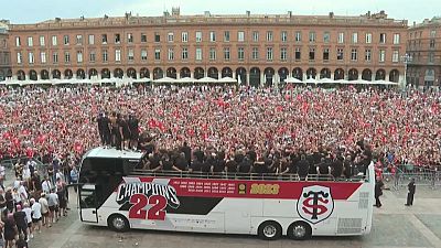Автобус с игроками "Стад Тулузен" на площади Капитолия в Тулузе, Франция. 19 июня 2023.