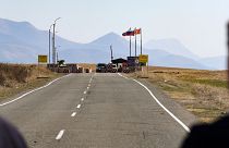 ایست بازرسی نیروهای حافظ صلح روسیه در جاده‌ای به سمت منطقه قره باغ در ارمنستان مشاهده می شود. ۱۴ مارس ۲۰۲۳