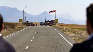 ایست بازرسی نیروهای حافظ صلح روسیه در جاده‌ای به سمت منطقه قره باغ در ارمنستان مشاهده می شود. ۱۴ مارس ۲۰۲۳