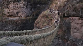 El puente de Q'eswachaka, Patrimonio Inmaterial de la Humanidad desde 2013, sobre el río Apurímac