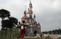 Funcionários da Disneyland Paris estão em greve desde o final de maio por causa dos salários e condições de trabalho.