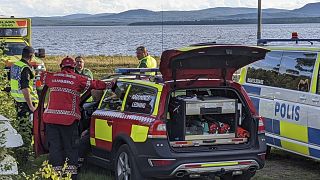 Két mentőautó és egy rendőrautó egy hasonló repülőgép-balesetnél a svédországi Siljan tónál, 2022 júliusában
