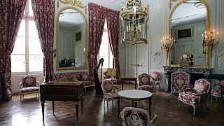 غرفة جلوس ماري أنطوانيت في قصر بيتي تريانون في فرساي، والذي كان ملاذا لها من الملوك، بالقرب من القلعة الرئيسية في فرساي، الأربعاء 24 سبتمبر 2008