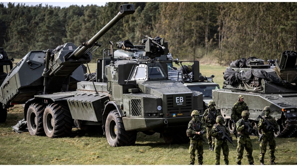 الجيش السويدي يجري تدريبات عسكرية 