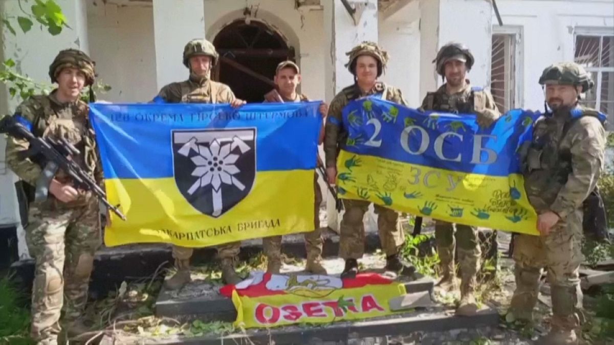 Des soldats ukrainiens brandissent leur drapeau à Pyatykhatky repris aux Russes (18/06/23)