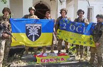 Soldados ucranianos exhiben su bandera en la localidad recuperada de Pyatykhatky, Ucrania