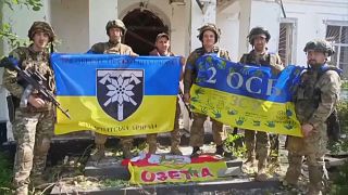 Soldados ucranianos exhiben su bandera en la localidad recuperada de Pyatykhatky, Ucrania