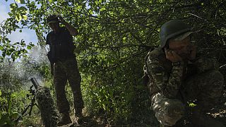 Ukrainische Soldaten feuern an der Front im Osten auf russische Stellungen am 19. Juni 2023
