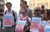 "Pais, não criminosos", lê-se em cartazes de protesto contra a criminalização da maternidade de substituição, Roma, Itália