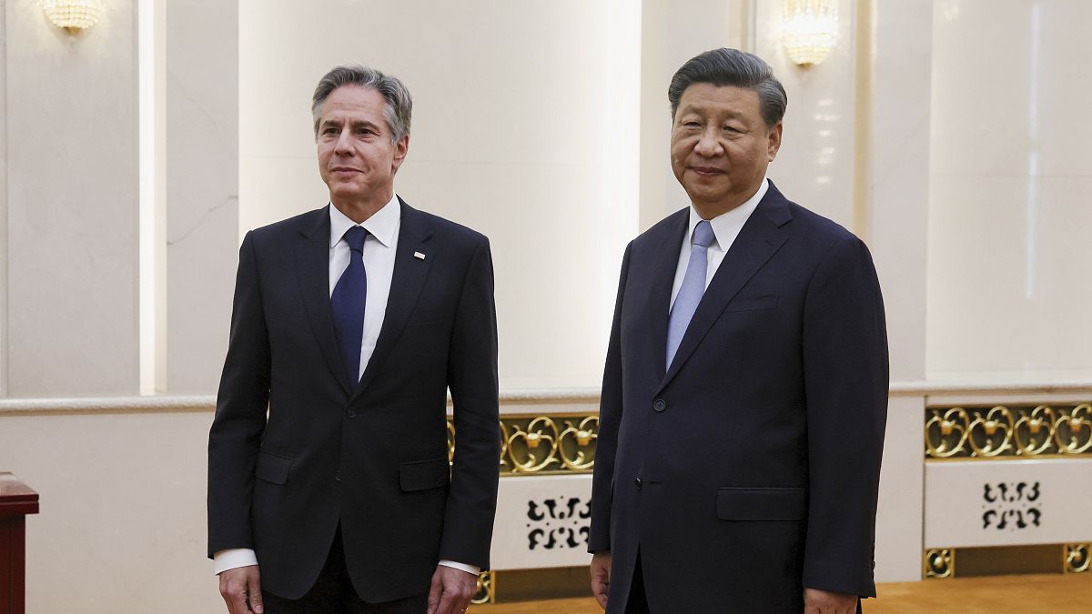وزير الخارجية الأمريكي أنتوني بلينكن والرئيس الصيني شي جينبينغ في قاعة الشعب الكبرى في بكين، الصين. 
