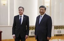 وزير الخارجية الأمريكي أنتوني بلينكن والرئيس الصيني شي جينبينغ في قاعة الشعب الكبرى في بكين، الصين. 