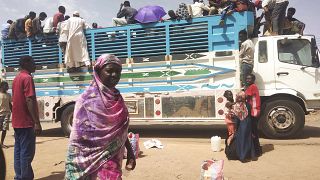 سودانيون ينزحون من الخرطوم مع احتدام المعارك