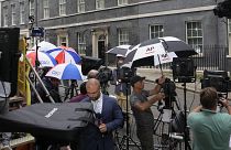 صحفيون أمام داونينج ستريت في لندن، بريطانيا. 