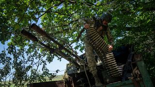 جندي من البحرية الأوكرانية يقوم بإعداد الذخيرة لمدفع رشاش مضاد للطائرات في أفيديفكا - أوكرانيا. 2023/06/19