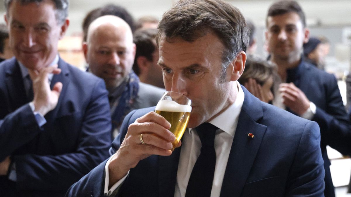 Fransa Cumhurbaşkanı Emmanuel Macron bira içerken / Arşiv