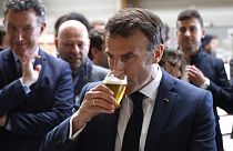 Fransa Cumhurbaşkanı Emmanuel Macron bira içerken / Arşiv