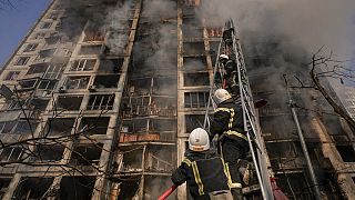 Ουκρανοί πυροσβέστες επιχειρούν στα ερείπια βομβαρδισμένης πολυκατοικίας στο Κίεβο
