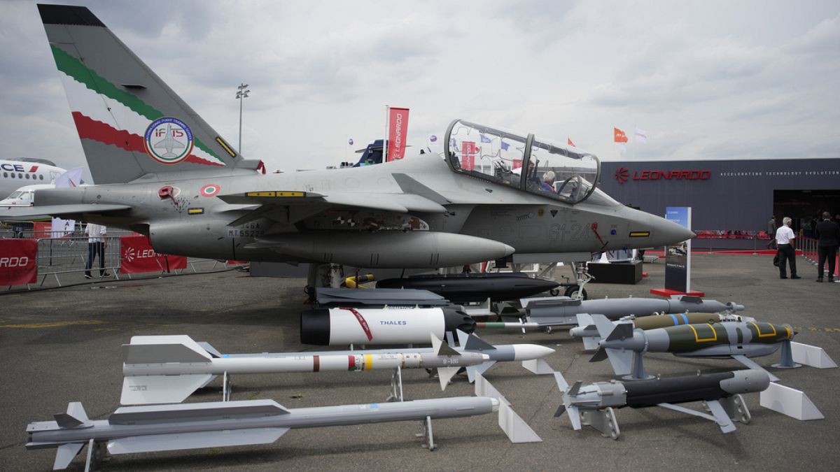 Aermacchi M-346 em exibição durante o "Paris Air Show" em Le Bourget, norte de Paris, França, segunda-feira, 19 de junho de 2023.