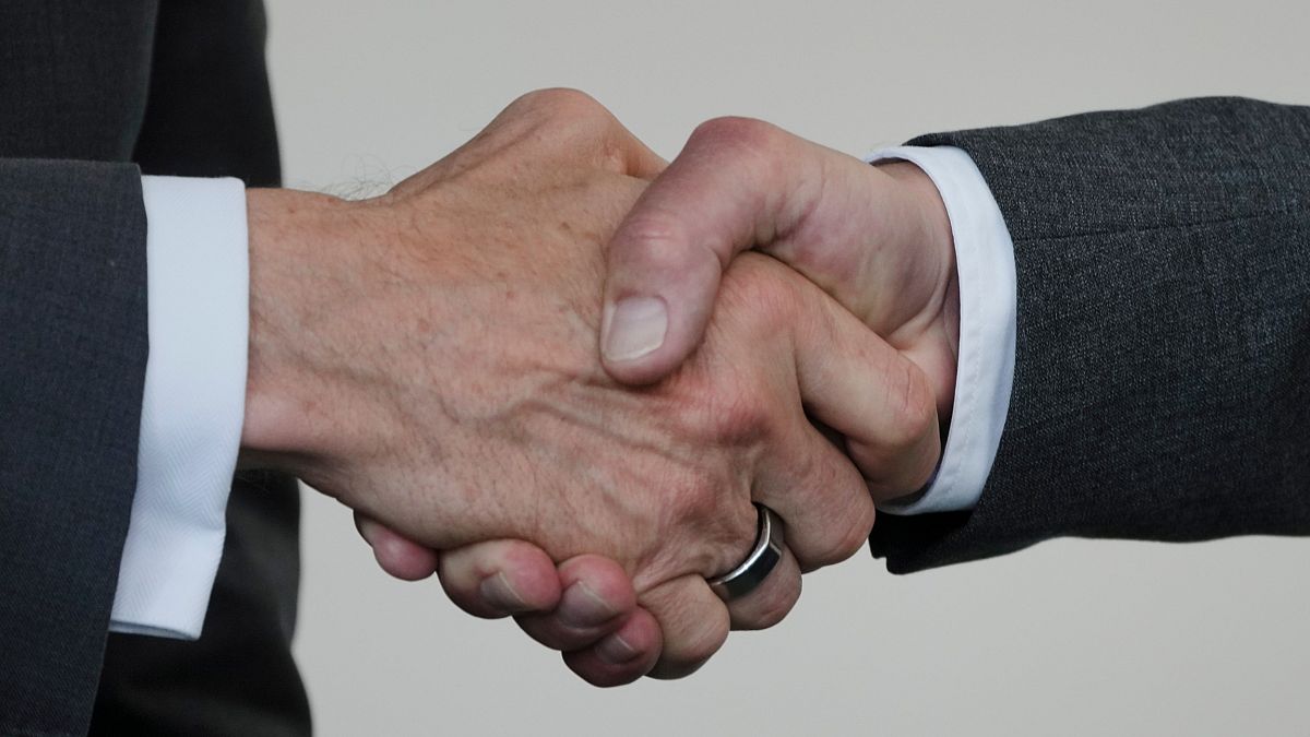 El canciller alemán Olaf Scholz y el consejero delegado de Intel Pat Gelsinger se dan la mano tras la ceremonia de firma del acuerdo, en Berlín, el 19 de junio de 2023