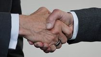 Poignée de main entre le chancelier allemand Olaf Scholz et le PDG d'Intel, Pat Gelsinger