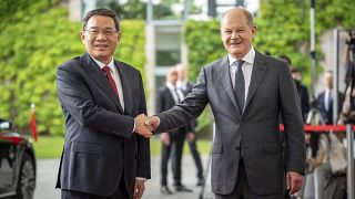 المستشار الألماني أولاف شولتس ورئيس الوزراء الصيني لي تشيانغ أمام المستشارية الفيدرالية في برلين، ألمانيا