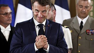 Emmanuel Macron francia elnök köszönti a közönséget az európai lég- és rakétavédelemről szóló konferencia záróbeszédén Párizsban 2023. június 19-én