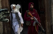مقاتل ينتمي إلى طالبان يقف عند مسجد، أرشيف