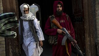 مقاتل ينتمي إلى طالبان يقف عند مسجد، أرشيف