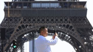Szelfiző turista az Eiffel-torony közelében 2022. augusztus 31-én