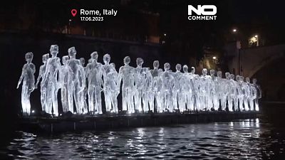 Figuras transparentes brindaron un espectáculo de danza acuática en Roma