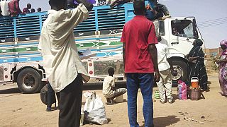 سودانيون أثناء نزوحهم بسبب الحرب