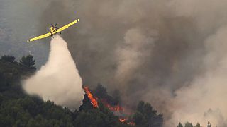 Un avion de pompiers largue de l'eau pendant les travaux d'extinction d'un incendie à Viver, dans l'est de l'Espagne, le mercredi 17 août 2022.