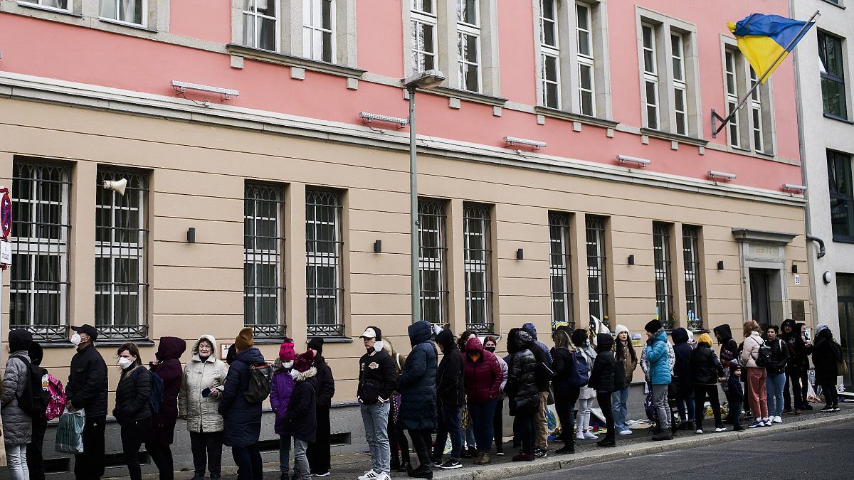 Ukrán menekültek a berlini ukrán konzulátus előtt