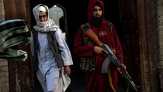 عکس آرشیوی از یک جنگجوی طالبان مقابل مسجدی در افغانستان