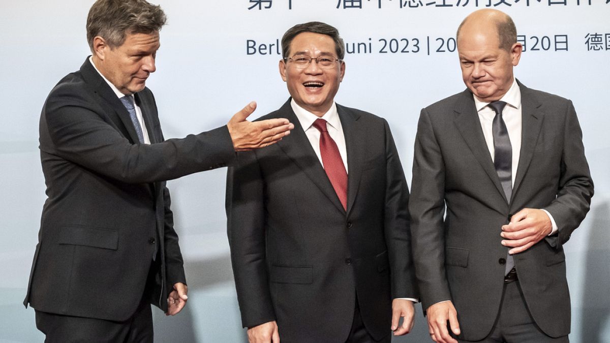 Olaf Scholz német kancellár (jobbra) és Li Csiang kínai miniszterelnök (középen) a berlini találkozón 2023.06.20-án.